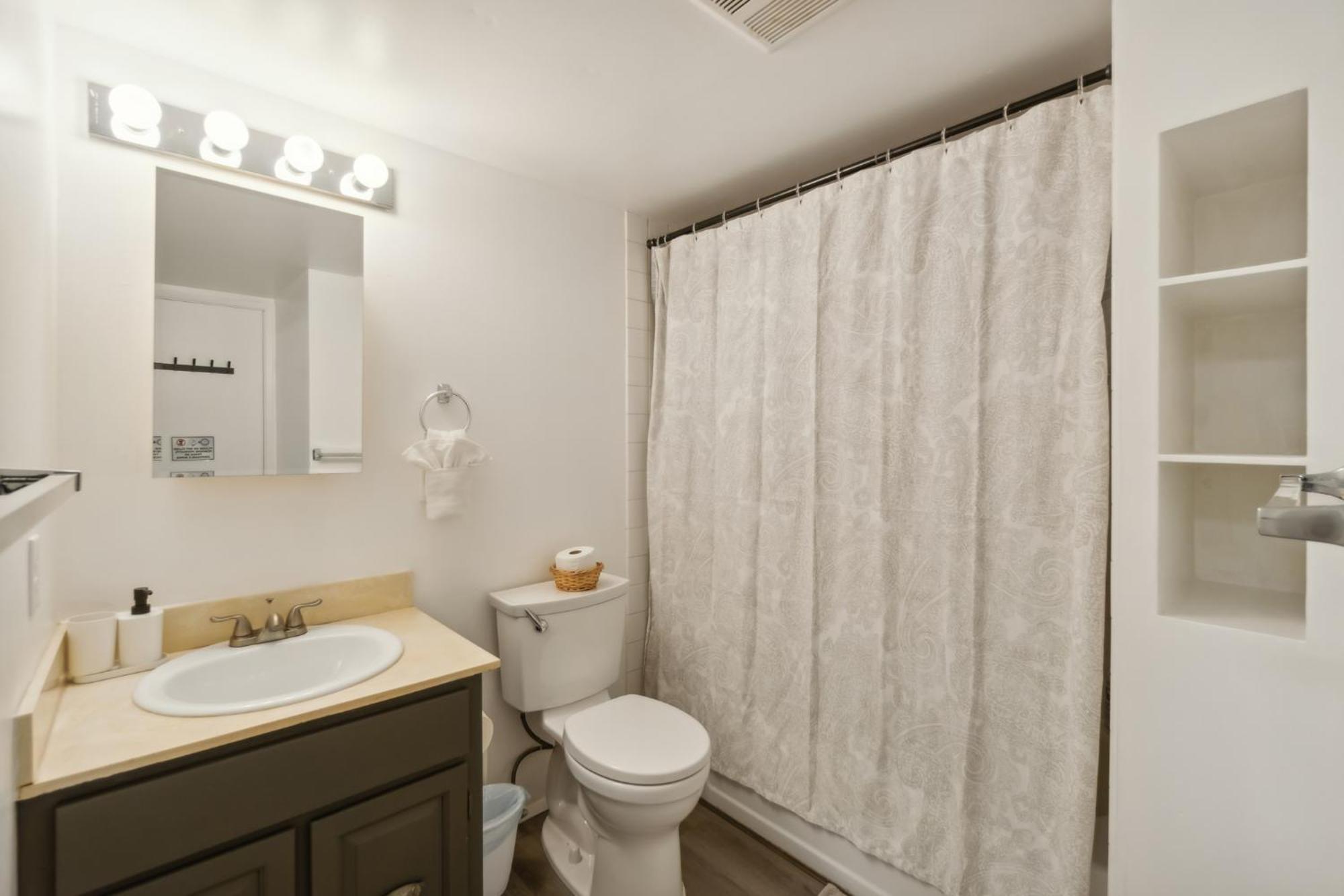Central Bellevue Retreat Bagian luar foto